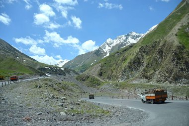Gürcistan 'ın başkentinden Rusya sınırına ulaşan Gürcistan Askeri Yolu, çok sayıda yazar ve yolcunun hayal gücüne ve merakına yol açtı..