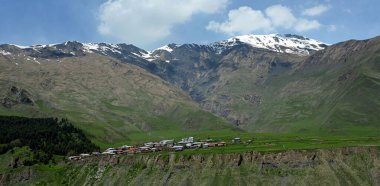 Gürcistan 'ın başkentinden Rusya sınırına ulaşan Gürcistan Askeri Yolu, çok sayıda yazar ve yolcunun hayal gücüne ve merakına yol açtı..