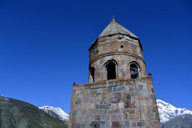 GEORGIA, KASBEGI Köyü Gürcistan askeri karayolu üzerinde, Rus sınırı yakınında, sönmüş volkan Kazbek 'in eteklerinde