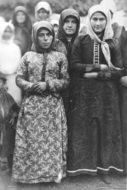 GEORGIA, Gürcistan 'ın Samegrelo-Zemo Svaneti bölgesinde yer alan bir kenttir. Bölgenin ve şehrin özelliği düzinelerce gözetleme kulesidir..