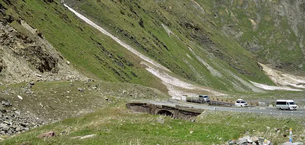 Gürcistan 'ın başkentinden Rusya sınırına ulaşan Gürcistan Askeri Yolu, çok sayıda yazar ve yolcunun hayal gücüne ve merakına yol açtı..