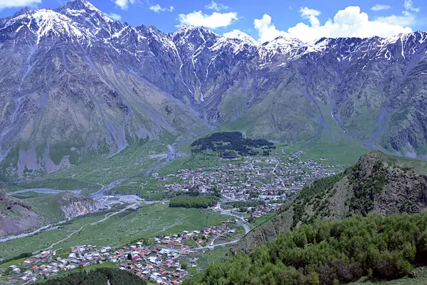 Gürcistan 'ın başkentinden Rusya sınırına ulaşan Gürcistan Askeri Yolu, çok sayıda yazar ve yolcunun hayal gücüne ve merakına yol açtı..