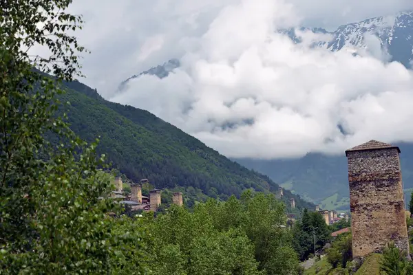 GEORGIA, Gürcistan 'ın Samegrelo-Zemo Svaneti bölgesinde yer alan bir kenttir. Bölgenin ve şehrin özelliği düzinelerce gözetleme kulesidir..