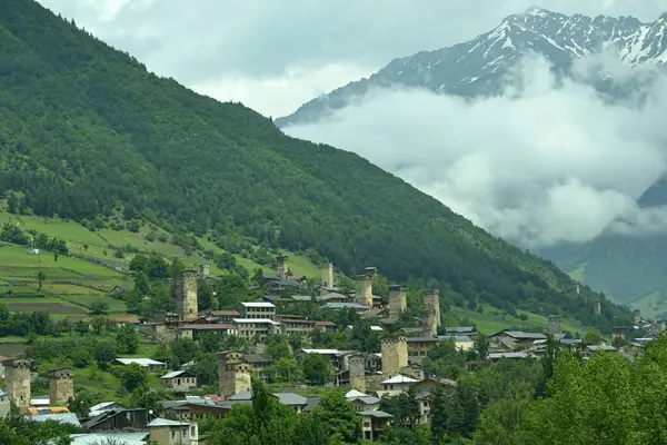 GEORGIA, Gürcistan 'ın Samegrelo-Zemo Svaneti bölgesinde yer alan bir kenttir. Bölgenin ve şehrin özelliği düzinelerce gözetleme kulesidir..