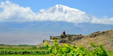 ARMENIA KHOR VIRAP Khor Virap Manastırı ve Ararkaplanda Mount Ararat. Aydınlatıcı Aziz Gregory 'nin 13 yıl hapis yattığı yerde duruyor..