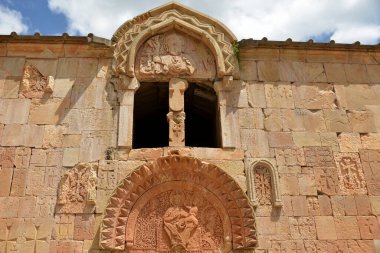 ARMENIA Noravank, Ermenistan 'ın Yeghegnadzor kenti yakınlarında Amaghu Nehri' nin dar bir boğazında bulunan 13. yüzyıldan kalma bir manastır. Vadi yüksekliği ve dik tuğlalı kırmızı duvarlarıyla bilinir.