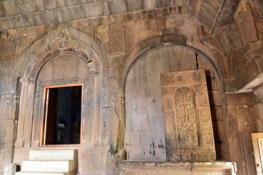 ARMENIA Noravank, Ermenistan 'ın Yeghegnadzor kenti yakınlarında Amaghu Nehri' nin dar bir boğazında bulunan 13. yüzyıldan kalma bir manastır. Vadi yüksekliği ve dik tuğlalı kırmızı duvarlarıyla bilinir.