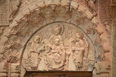 ARMENIA Noravank, Ermenistan 'ın Yeghegnadzor kenti yakınlarında Amaghu Nehri' nin dar bir boğazında bulunan 13. yüzyıldan kalma bir manastır. Vadi yüksekliği ve dik tuğlalı kırmızı duvarlarıyla bilinir.