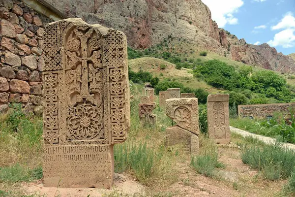 ARMENIA Noravank, Ermenistan 'ın Yeghegnadzor kenti yakınlarında Amaghu Nehri' nin dar bir boğazında bulunan 13. yüzyıldan kalma bir manastır. Vadi yüksekliği ve dik tuğlalı kırmızı duvarlarıyla bilinir.