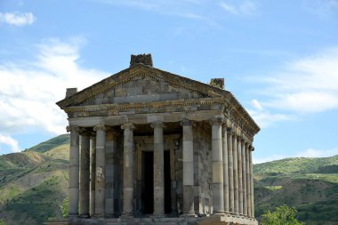 İyonik tarzda inşa edilmiş ve Garni köyünde yer alan ARMENIA Greko-Roma Tapınağı. Kral I. Tiridates tarafından MS 1. yüzyılda inşa edildi. Güneş tanrısı Mihr 'in anısına.