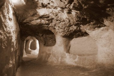 TURKEY, DERINKUYU gizemli yeraltı şehri M.Ö. 8.-7. yüzyıla dayanıyor. Sekiz farklı seviyede 85 metre derinliğe ulaşır ve 20.000 kişilik bir nüfusa sahip olabilir.
