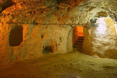 TURKEY, DERINKUYU gizemli yeraltı şehri M.Ö. 8.-7. yüzyıla dayanıyor. Sekiz farklı seviyede 85 metre derinliğe ulaşır ve 20.000 kişilik bir nüfusa sahip olabilir.