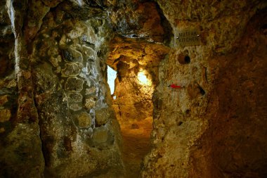 TURKEY, DERINKUYU gizemli yeraltı şehri M.Ö. 8.-7. yüzyıla dayanıyor. Sekiz farklı seviyede 85 metre derinliğe ulaşır ve 20.000 kişilik bir nüfusa sahip olabilir.