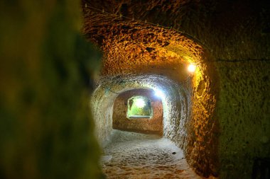 TURKEY, DERINKUYU gizemli yeraltı şehri M.Ö. 8.-7. yüzyıla dayanıyor. Sekiz farklı seviyede 85 metre derinliğe ulaşır ve 20.000 kişilik bir nüfusa sahip olabilir.
