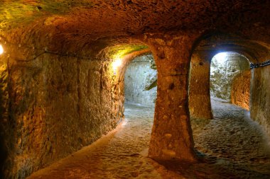 TURKEY, DERINKUYU gizemli yeraltı şehri M.Ö. 8.-7. yüzyıla dayanıyor. Sekiz farklı seviyede 85 metre derinliğe ulaşır ve 20.000 kişilik bir nüfusa sahip olabilir.
