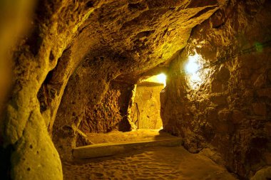 TURKEY, DERINKUYU gizemli yeraltı şehri M.Ö. 8.-7. yüzyıla dayanıyor. Sekiz farklı seviyede 85 metre derinliğe ulaşır ve 20.000 kişilik bir nüfusa sahip olabilir.
