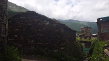 GEORGIA, USHGULI, Yerleşim deniz seviyesinden yaklaşık 2200 metre yükseklikte bulunan dört küçük köyden meydana gelir ve Avrupa 'nın en yüksek yerleşim yerlerinden biri haline gelir..