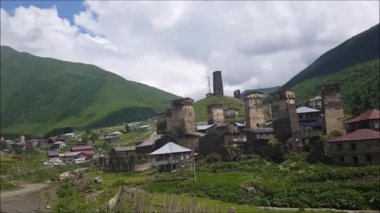 GEORGIA, USHGULI, Yerleşim deniz seviyesinden yaklaşık 2200 metre yükseklikte bulunan dört küçük köyden meydana gelir ve Avrupa 'nın en yüksek yerleşim yerlerinden biri haline gelir..