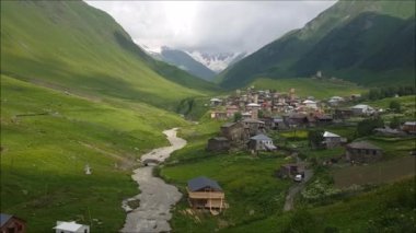 GEORGIA, USHGULI, Yerleşim deniz seviyesinden yaklaşık 2200 metre yükseklikte bulunan dört küçük köyden meydana gelir ve Avrupa 'nın en yüksek yerleşim yerlerinden biri haline gelir..