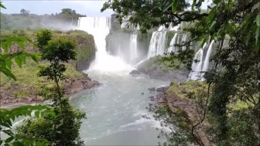 Arjantin, Iguazu Şelaleleri 2.7 km boyunca uzanıyor ve yüzlerce şelale bulunuyor. Şelalenin her tarafında İguaz Ulusal Parkı var. Vahşi yaşamla dolu bir astropikal yağmur ormanı.