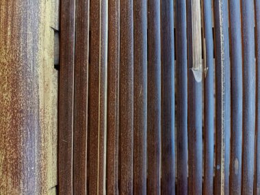 Bambudan yapılmış geleneksel bir bankın yakın çekim dokusu.