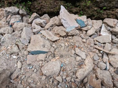 Yıkımdan kalan enkaz yığını..