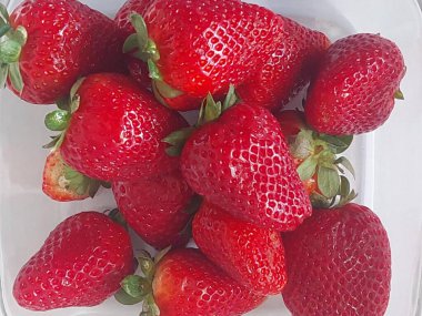 Yığılmış kırmızı çilekler taze meyve