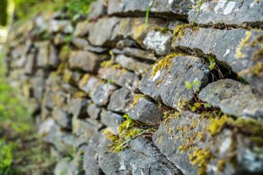 Dağlardaki bir taşın duvarı