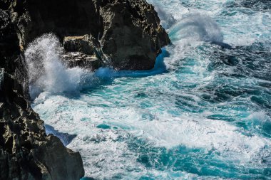 Okyanus ve dalgalar arka planda