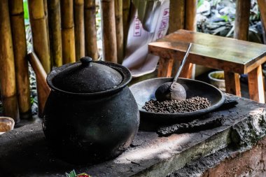 Kahve çekirdeği bir kafede masanın üstünde.