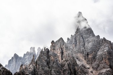 İtalya 'daki dolomitlerin güzel manzarası