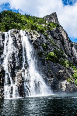 Dağlarda güzel bir şelale