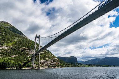 Norveç, kablo manzarası - fiyort ve dağların üzerinde köprü olarak kaldı