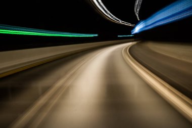 Gece arabaların ışıkları. uzun pozlama