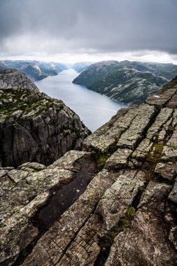 Norveç 'in kayalık dağlarının güzel bir görüntüsü