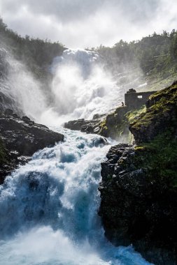 Norveç 'te akşam ışığında şelale