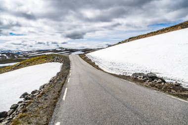 Dağlarda yol buzullarla kaplı