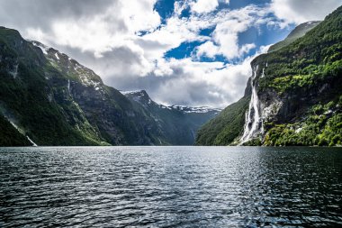 Norveç 'te bir ormandaki gölün güzel bir görüntüsü.