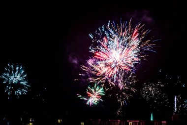 Siyah arkaplanda renkli havai fişekler