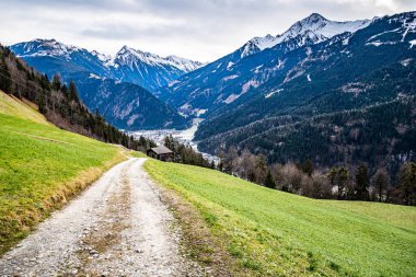 Dağları olan güzel bir manzara