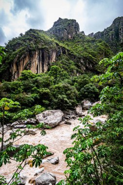 Aguas calientes 'deki dağların güzel manzarası