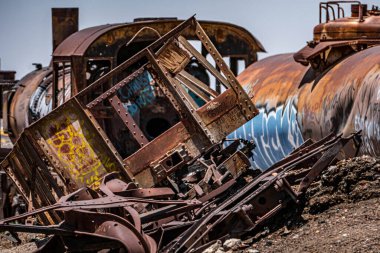 Şehirdeki eski paslı demir