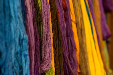 bir mağazada çok renkli iplikler