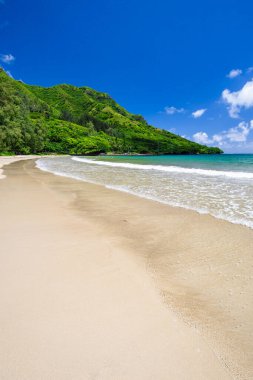 Deniz ve mavi gökyüzü ile güzel Kohana Sahili