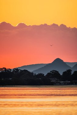 Denizin üzerinde gün batımı