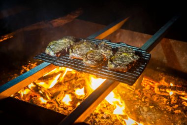 Barbeküde ızgara et