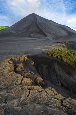 Yasur, Vanuatu 'daki siyah yanardağ.