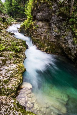Dağlarda güzel bir şelale