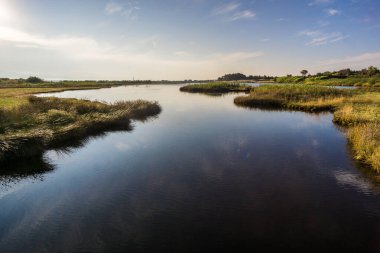 Gün batımının ortasında bir nehir ve su. yüksek kaliteli fotoğraf