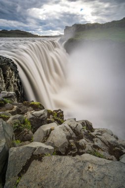 İzlanda 'daki güçlü Dettifoss şelalesi